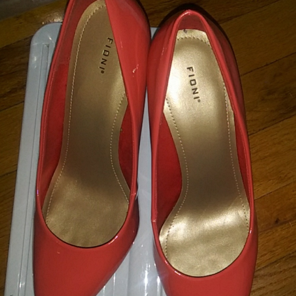 A pair of Fioni